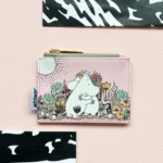 MMPURLO_5_ac494b99-09bf-4fec-bcce-668709f03414_1390x1390.jpg Moomin Love purse